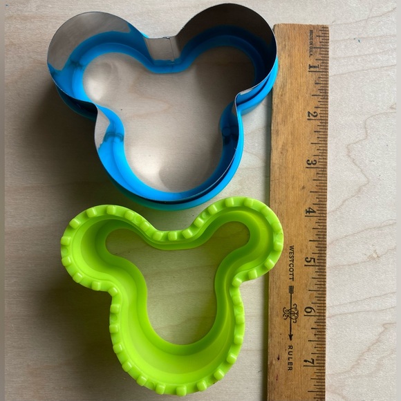 Mouse Ears Sandwich Cutter & Sealer 2 PC Decruster Sandwich Maker - Picture 4 of 4